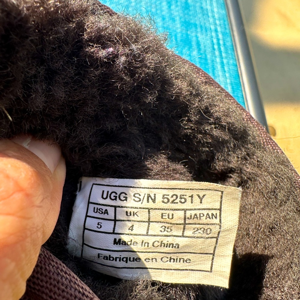 UGG Classic Short 5825 Chestnut Tan Suede Boots, size W6